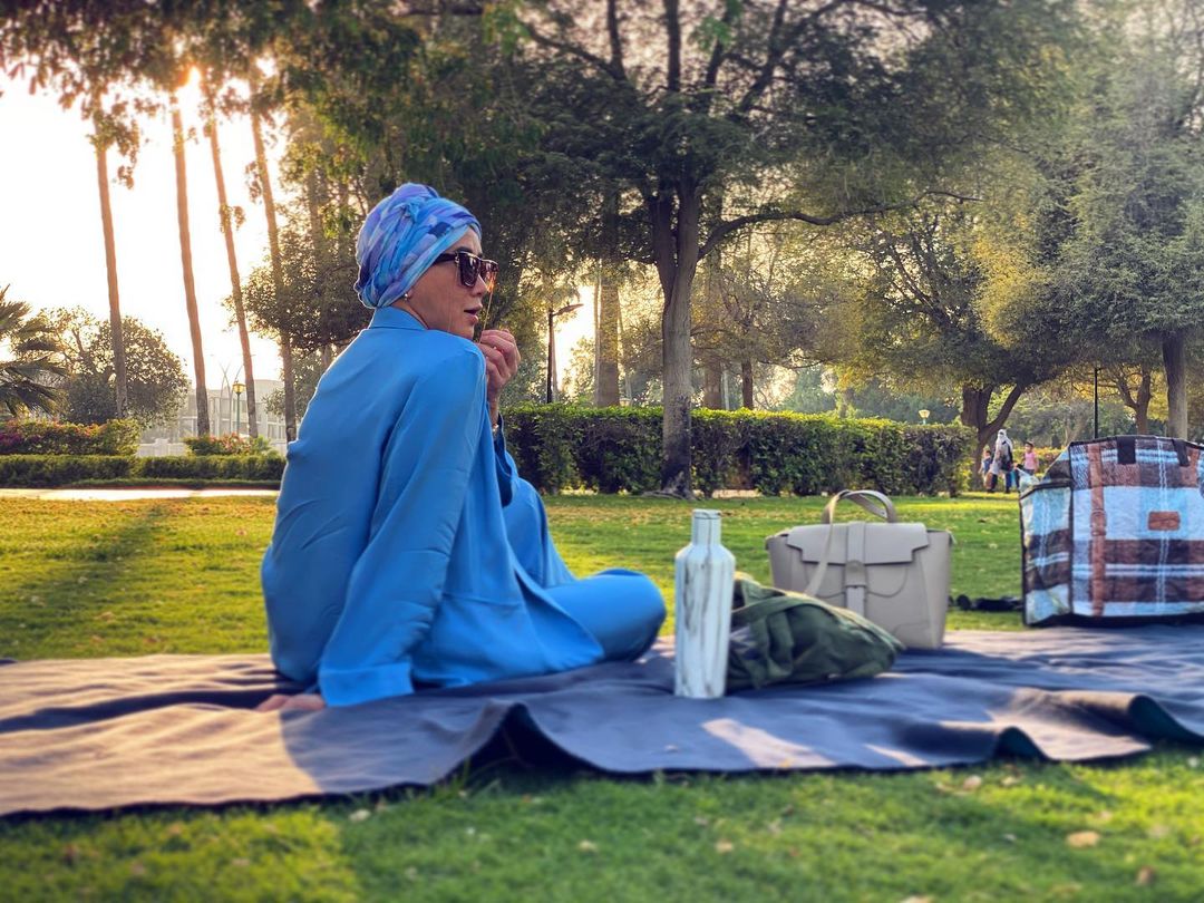 Fashionable woman at picnic